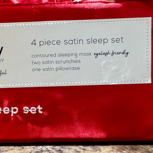 THE BEAUTY COMPANY 4 PIECE SATIN SLEEP SET NIB - Picture 2 of 7